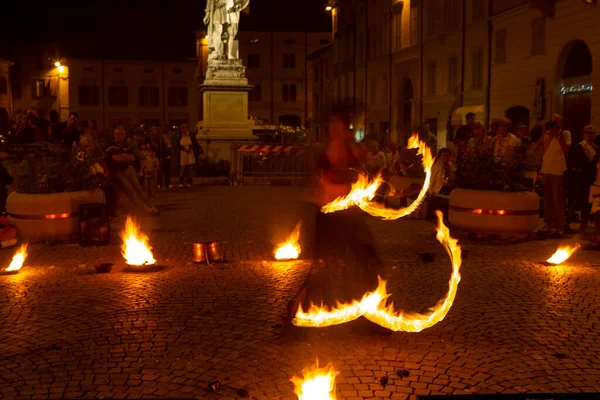 Reggio Emilia Olaszország 2013 Nyilvános Rendezvény Téren Tűzevő Zsonglőrrel Kiváló — Stock Fotó