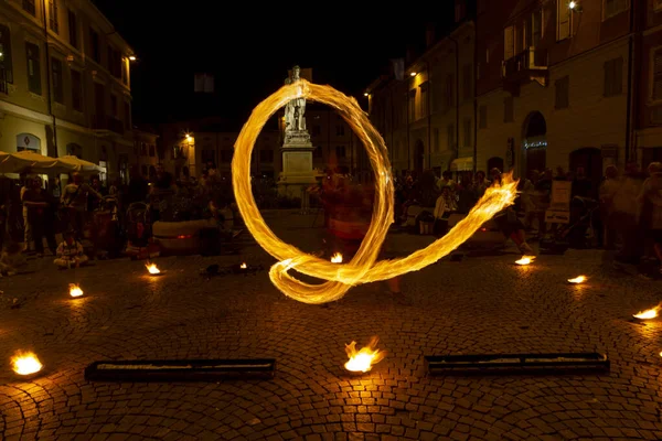 Reggio Emilia, İtalya: 2013 09: Ateş yutan hokkabazların yüksek kaliteli fotoğraflarıyla meydanda 14 halk etkinliği