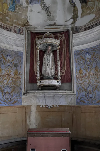 Estatua Virgen María Con Altar Iglesia Abandonada Foto Alta Calidad — Foto de Stock