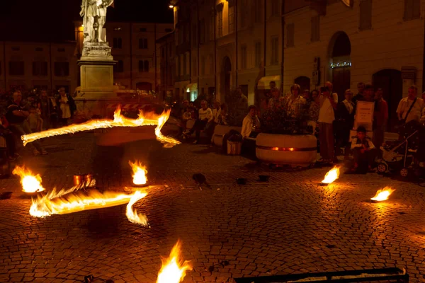 Reggio Emilia Italy 2013 Public Event Square Fire Eating Juggler — ストック写真