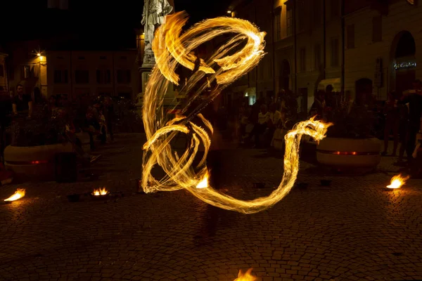 Reggio Emilia, İtalya: 2013 09: Ateş yutan hokkabazların yüksek kaliteli fotoğraflarıyla meydanda 14 halk etkinliği