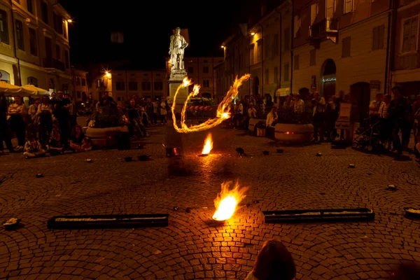 Reggio Emilia Italy 2013 Public Event Square Fire Eating Juggler — Zdjęcie stockowe