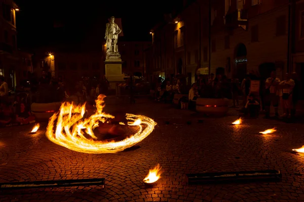 Reggio Emilia, İtalya: 2013 09: Ateş yutan hokkabazların yüksek kaliteli fotoğraflarıyla meydanda 14 halk etkinliği