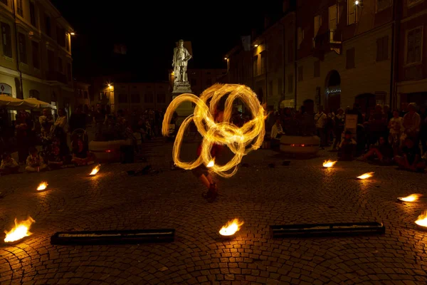 Reggio Emilia Italy 2013 Public Event Square Fire Eating Juggler — Zdjęcie stockowe