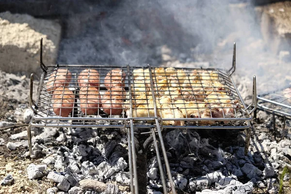 Carne Grelhada Cozida Fogo Com Salsichas Costeletas Espetos Foto Alta — Fotografia de Stock