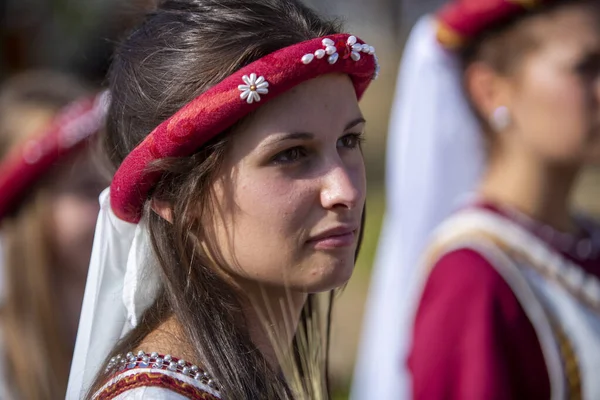 Canossa, Reggio Emilia - İtalya: 2019 01 07 Ortaçağ Ortaçağ tarihi canlandırması Ortaçağ fahişe kıyafetleri içinde Martilde di Canossa kızı. Yüksek kalite fotoğraf