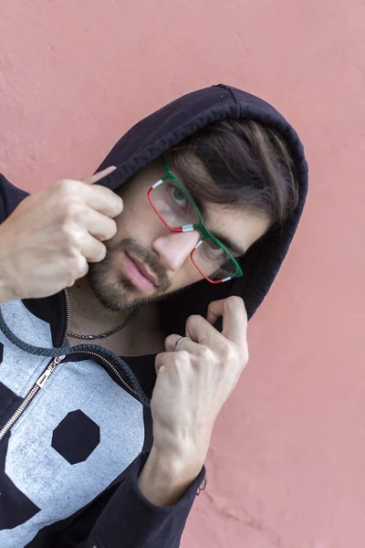 Siyah kapüşonlu, siyah tişörtlü yakışıklı, siyah saçlı adam. Yüksek kalite fotoğraf