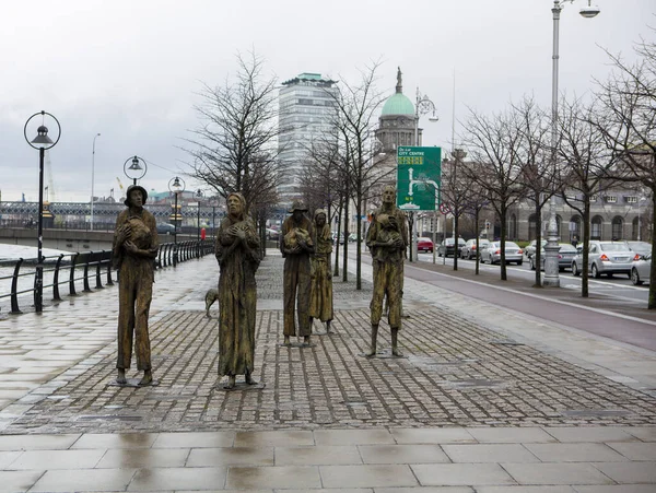 Dublin, Irelnad: 2016 04 03 Kıtlık Anıtı Özel Malikanesi yağmurlu bir günde dikildi. Yüksek kalite fotoğraf