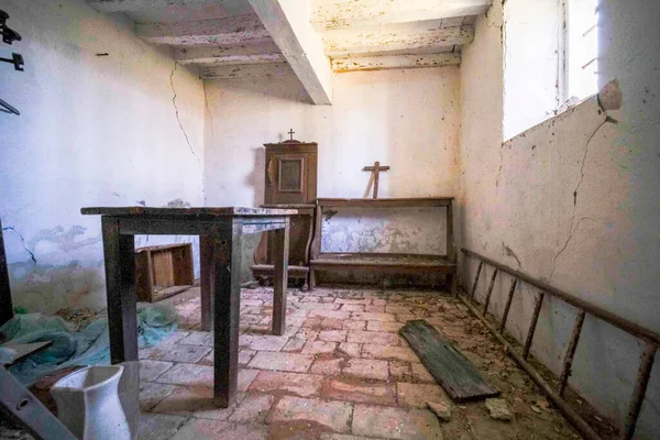 Terk edilmiş kilisede çarmıhlı bir Hıristiyan kilisesi. Yüksek kalite fotoğraf