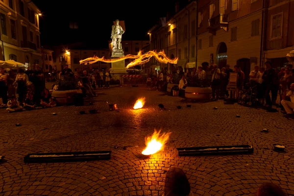 Reggio Emilia, İtalya: 2013 09: Ateş yutan hokkabazların yüksek kaliteli fotoğraflarıyla meydanda 14 halk etkinliği