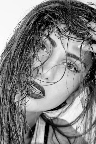 아름다운 이탈리아 소녀가 어두운 립스틱으로 스튜디오에서 포즈를 취하고 있습니다 어두운 — 스톡 사진