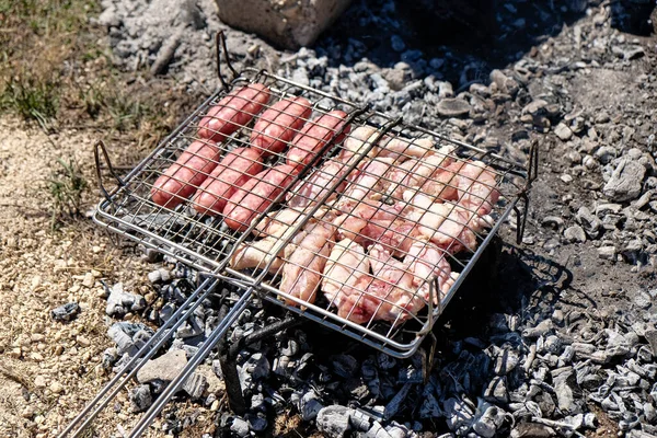 ソーセージとチョップと串で火で焼かれた肉を焼きます 高品質の写真 — ストック写真