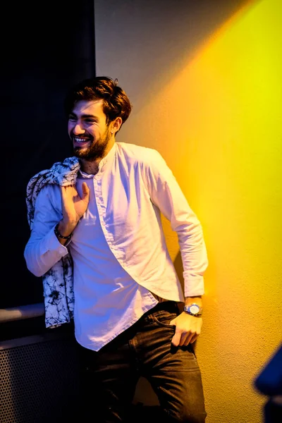 Beyaz gömlekli yakışıklı, koyu renk saçlı adam. Yüksek kalite fotoğraf