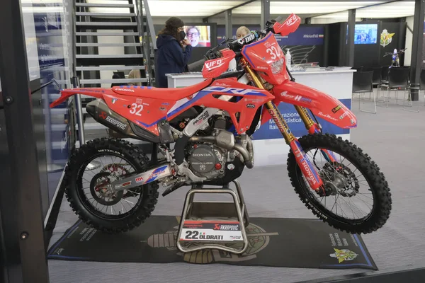 Milano, İtalya - 2021 11: Eicma Milano Bisiklet Fuarı Thomas Oldrati Honda Red Moto Enduro. Yüksek kalite fotoğraf