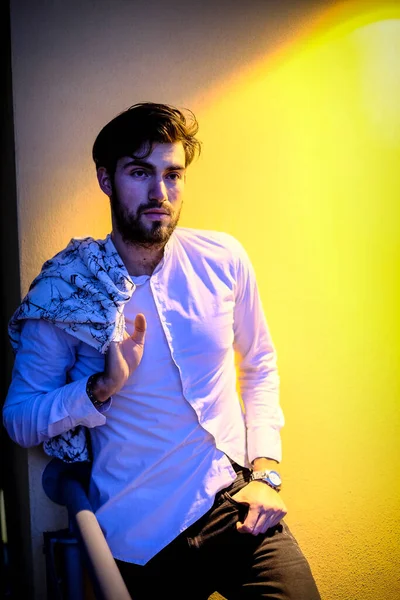 Beyaz gömlekli yakışıklı, koyu renk saçlı adam. Yüksek kalite fotoğraf