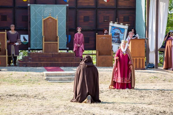 Canossa, Reggio Emilia - İtalya - 2019 01 07 Ortaçağ tarihi yeniden canlandırması Martilde di Canossa halkının temalı elbiseleri. Yüksek kalite fotoğraf