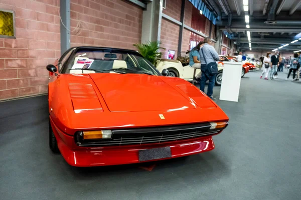 Modena, İtalya - 2021 07 04: Motor Vadisi Festivali arabası Ferrari 208 Gtb ile buluşuyor. Yüksek kalite fotoğraf