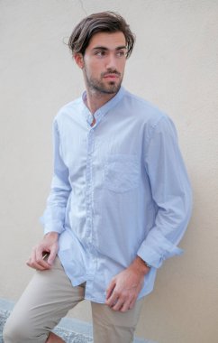 Yakışıklı, siyah saçlı İtalyan çocuk Bermuda 'da şehir merkezinde yürüyor. Yüksek kalite fotoğraf