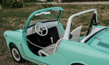 Reggio Emilia, İtalya: 2021-08-10 Autobianchi Bianchina Spiaggina güzel restore edilmiş turkuaz klasik araba. Yüksek kalite fotoğraf