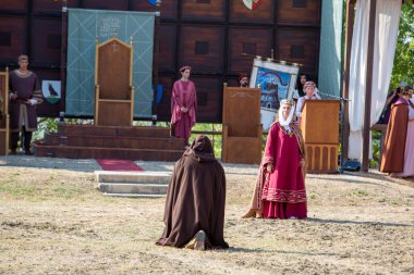 Canossa, Reggio Emilia - İtalya - 2019 01 07 Ortaçağ tarihi yeniden canlandırması Martilde di Canossa halkının temalı elbiseleri. Yüksek kalite fotoğraf