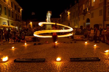 Reggio Emilia, İtalya: 2013 09: Ateş yutan hokkabazların yüksek kaliteli fotoğraflarıyla meydanda 14 halk etkinliği