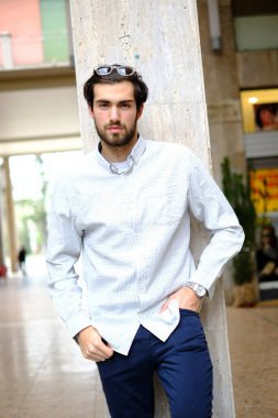 Beyaz gömlekli yakışıklı, koyu renk saçlı adam. Yüksek kalite fotoğraf