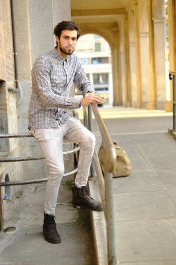 Yakışıklı, koyu renk saçlı İtalyan çocuk atari salonlarının altında geziniyor. Yüksek kalite fotoğraf