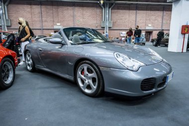 Modena, İtalya - 2021 07 04: Motor Vadisi Festivali arabası Porsche Carrera Cabrio ile buluşuyor. Yüksek kalite fotoğraf