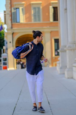 Kasabada mavi gömlekli yakışıklı, koyu renk saçlı bir İtalyan. Yüksek kalite fotoğraf