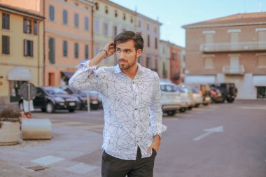 Kasaba merkezinde yakışıklı, siyah saçlı bir çocuk var. Yüksek kalite fotoğraf