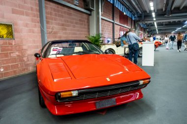 Modena, İtalya - 2021 07 04: Motor Vadisi Festivali arabası Ferrari 208 Gtb ile buluşuyor. Yüksek kalite fotoğraf