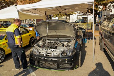 Reggio Emilia, İtalya - 2016 26 06: Reggio Apennines 'in ücretsiz etkinliği Fiat Punto hgt açık kaput. Yüksek kalite fotoğraf