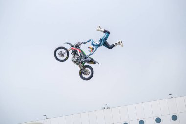 Milano, İtalya - 2021 11: Eicma Milano Bisiklet Fuarı Serbest Motokros numaraları. Yüksek kalite fotoğraf