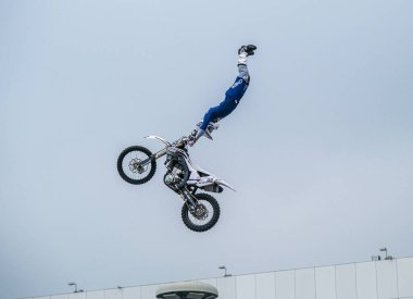 Milano, İtalya - 2021 11: Eicma Milano Bisiklet Fuarı Serbest Motokros numaraları. Yüksek kalite fotoğraf