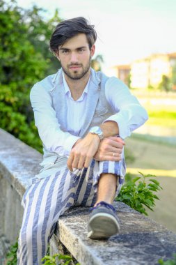 Yelekli yakışıklı, koyu renk saçlı bir İtalyan. Yüksek kalite fotoğraf