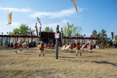 Canossa, Reggio Emilia - İtalya - 2019 01 07 Ortaçağ tarihi yeniden canlandırması Martilde di Canossa bayrak sallamaları ve temalı elbiseler ile. Yüksek kalite fotoğraf