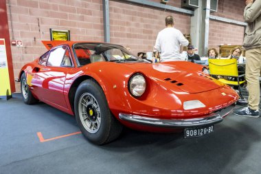 Modena, İtalya - 2021 07 04: Motor Vadisi Festivali arabası Ferrari Dino ile buluşuyor. Yüksek kalite fotoğraf