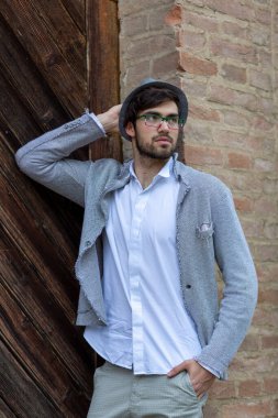 Yakışıklı, siyah saçlı, zarif şapkalı ve gözlüklü bir İtalyan. Yüksek kalite fotoğraf