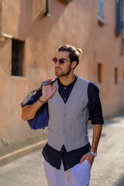 Yelekli yakışıklı, koyu renk saçlı bir İtalyan. Yüksek kalite fotoğraf