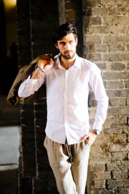 Beyaz gömlekli yakışıklı, koyu renk saçlı adam. Yüksek kalite fotoğraf