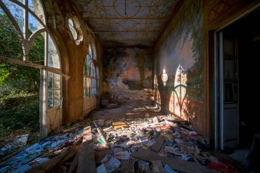 Terk edilmiş bir yetimhane hastanesinde genç çocuklar için uzun bir koridor. Yüksek kalite fotoğraf