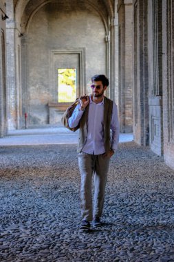 Yelekli yakışıklı, koyu renk saçlı bir İtalyan. Yüksek kalite fotoğraf