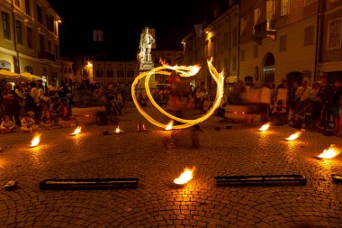 Reggio Emilia, İtalya: 2013 09: Ateş yutan hokkabazların yüksek kaliteli fotoğraflarıyla meydanda 14 halk etkinliği