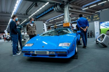 Modena, İtalya - 2021 07 04: Motor Vadisi Festivali arabası Lamborghini Countach ile buluşuyor. Yüksek kalite fotoğraf
