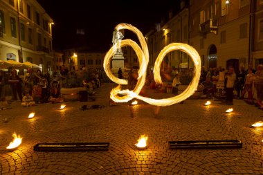 Reggio Emilia, İtalya: 2013 09: Ateş yutan hokkabazların yüksek kaliteli fotoğraflarıyla meydanda 14 halk etkinliği