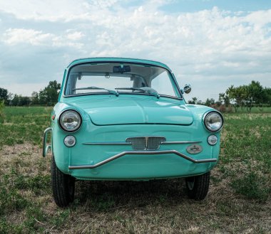 Reggio Emilia, İtalya: 2021-08-10 Autobianchi Bianchina Spiaggina güzel restore edilmiş turkuaz klasik araba. Yüksek kalite fotoğraf