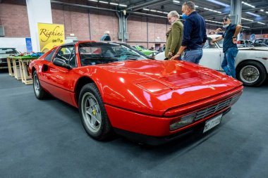 Modena, İtalya - 2021 07 04: Motor Vadisi Festivali arabası Ferrari 208 Gtb ile buluşuyor. Yüksek kalite fotoğraf