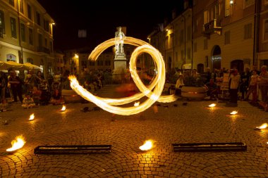 Reggio Emilia, İtalya: 2013 09: Ateş yutan hokkabazların yüksek kaliteli fotoğraflarıyla meydanda 14 halk etkinliği