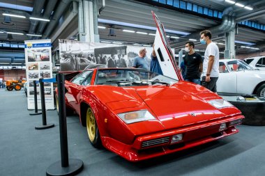 Modena, İtalya - 2021 07 04: Motor Vadisi Festivali arabası Lamborghini Countach ile buluşuyor. Yüksek kalite fotoğraf