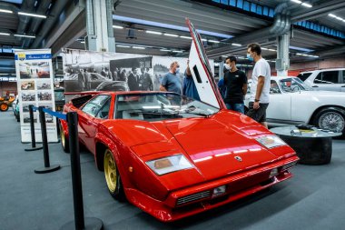 Modena, İtalya - 2021 07 04: Motor Vadisi Festivali arabası Lamborghini Countach ile buluşuyor. Yüksek kalite fotoğraf